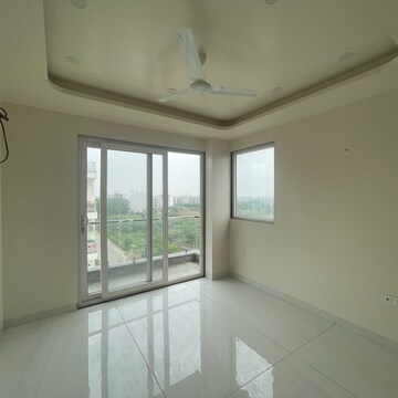 Room in 3 BHK Builder Floor at BPTP Amstoria Country Floor, Sector 102 – for Sale
