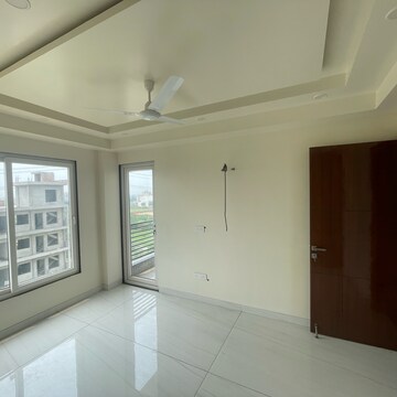 Room in 3 BHK Builder Floor at BPTP Amstoria Country Floor, Sector 102 – for Sale