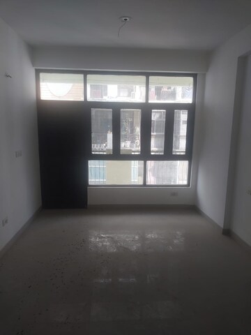Room in 4 BHK Apartment at Amrapali Royal, Vaibhav Khand – for Sale