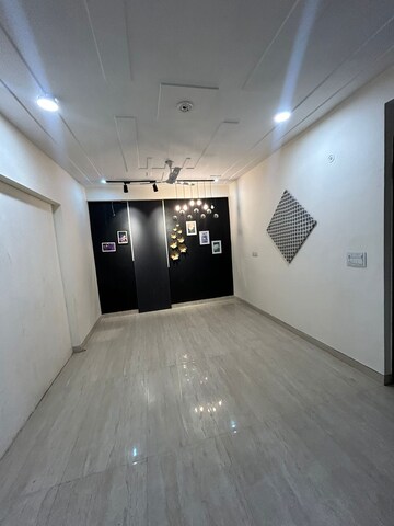 Room in 4 BHK Apartment at Amrapali Royal, Vaibhav Khand – for Sale