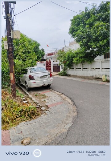 Parking in 6 BHK Independent House at Gomti Nagar – for Sale