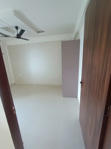 Room in 4 BHK Apartment at Patrakar Colony – for Rent