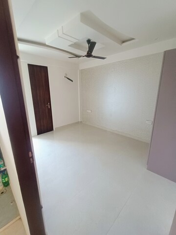 Room in 4 BHK Apartment at Patrakar Colony – for Rent