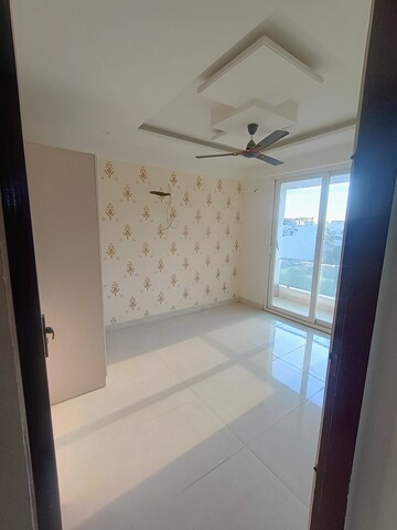 Room in 4 BHK Apartment at Patrakar Colony – for Rent