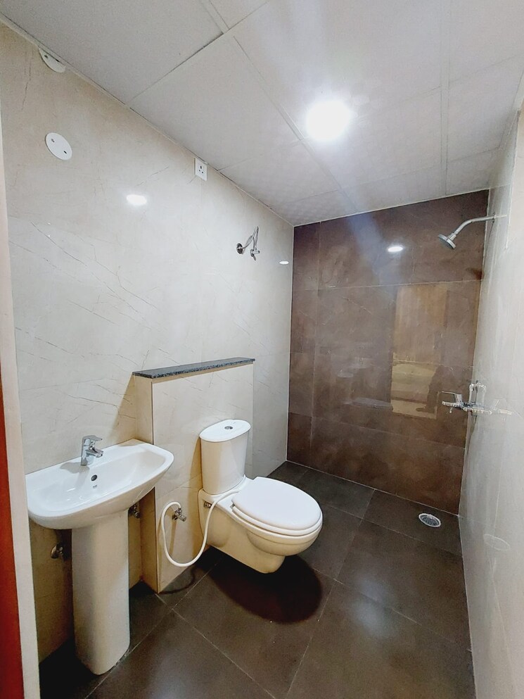 Bathroom, mrs-hi-greens 3 Bedroom 1730 Sq.Ft. Apartment In Kishanpura Zirakpur 7353702