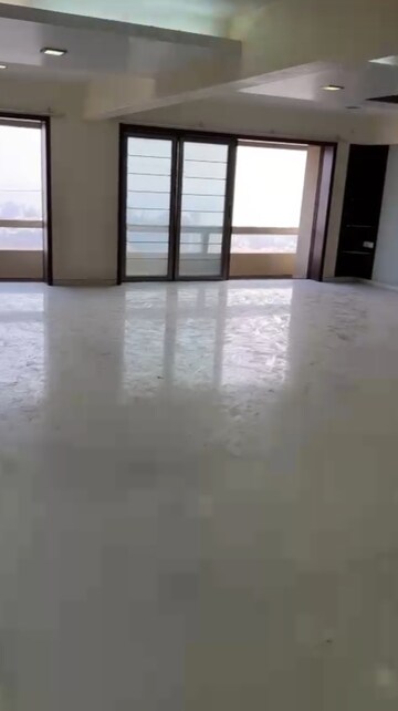 Room in 6 BHK Apartment at Oberoi Realty Sky Heights, Andheri West – for Sale
