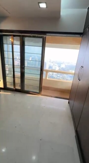 Room in 6 BHK Apartment at Oberoi Realty Sky Heights, Andheri West – for Sale