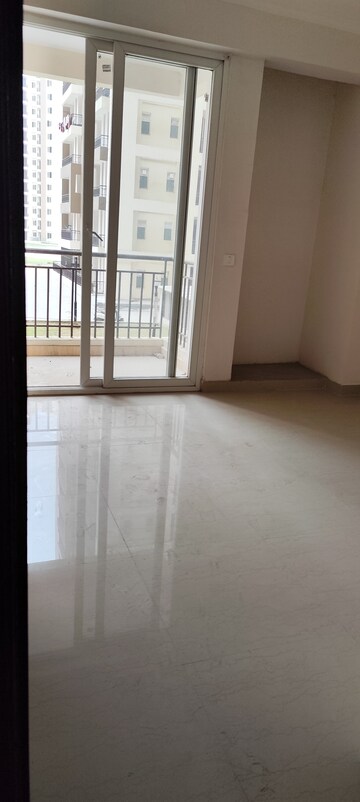 Room in 3 BHK Apartment at Amrapali Golf Homes, Sector 4, Greater Noida – for Sale