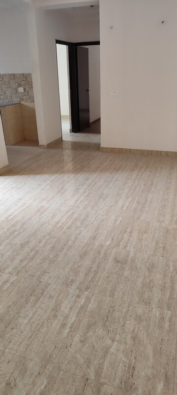 Room in 3 BHK Apartment at Amrapali Golf Homes, Sector 4, Greater Noida – for Sale