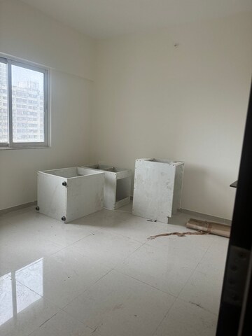Room in 2.5 BHK Apartment at Evershine Crown, Kandivali East – for Sale