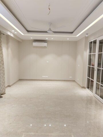 Room in 4 BHK Builder Floor at Green Park – for Sale