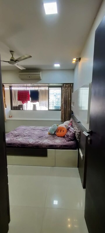 Room in 3 BHK Apartment at Kandivali East – for Sale