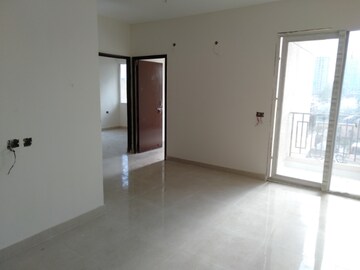 Room in 2 BHK Apartment at Signature Orchard Avenue 2, Sector 93 – for Rent