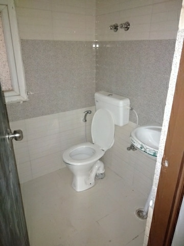 Bathroom in 2.5 BHK Apartment at Signature Global Orchard Avenue, Sector 93 – for Sale