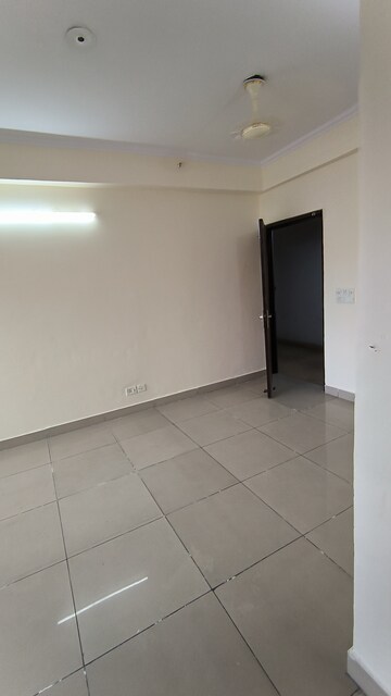 Room in 2 BHK Apartment at Panchsheel Greens, Sector 16 Greater Noida – for Sale