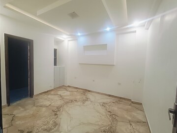 Room in 4 BHK Builder Floor at Green Fields Colony – for Sale