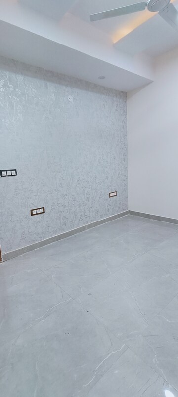 Room in 3 BHK Builder Floor at Sector 73 – for Sale