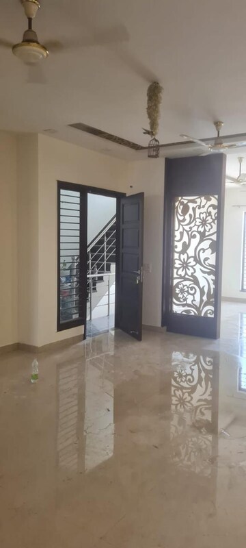 Room in 3 BHK Builder Floor at Sector 76 – for Sale