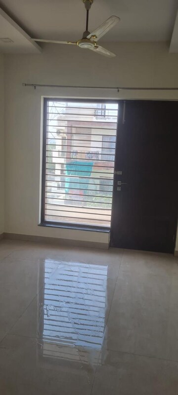 Room in 3 BHK Builder Floor at Sector 76 – for Sale