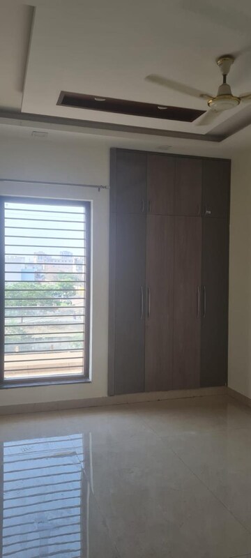 Room in 3 BHK Builder Floor at Sector 76 – for Sale