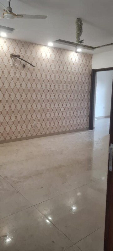 Room in 3 BHK Builder Floor at Sector 76 – for Sale