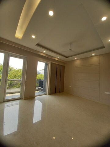 Room in 3 BHK Apartment at DLF Park Place, Sector 54 – for Sale