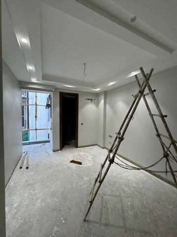 Room in 3 BHK Builder Floor at Sarvapriya Vihar – for Sale
