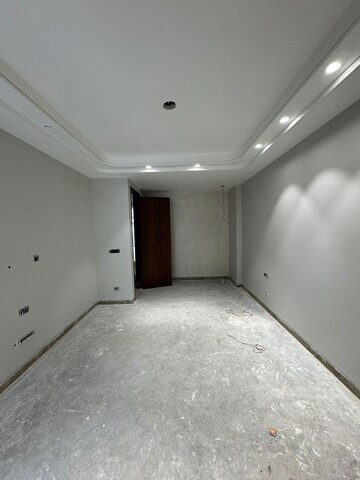 Room in 3 BHK Builder Floor at Sarvapriya Vihar – for Sale