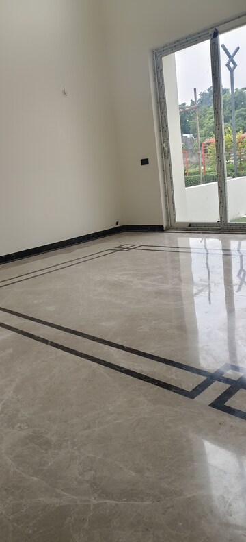 Room in 5 BHK Villa at Chinmay Urbanac Garden, Gomti Nagar – for Sale