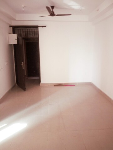 Room in 2.5 BHK Apartment at Ajnara Le Garden, Sector 16b Greater Noida – for Sale