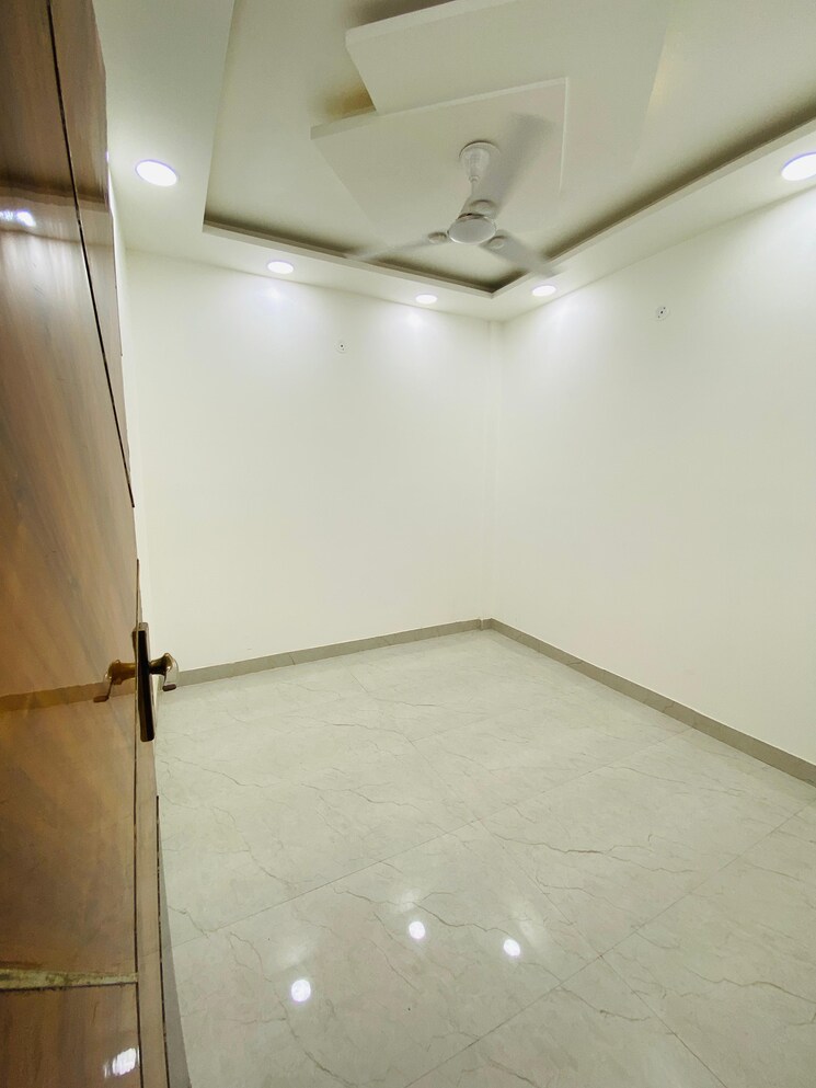 Room, dwarka mor 3 Bedroom 600 Sq.Ft. Builder Floor In Dwarka Mor Delhi 7368347