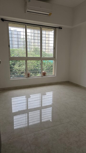 Room in 2 BHK Apartment at Lodha Amara, Kolshet Road – for Sale