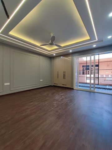 Room in 5 BHK Builder Floor at New Industrial Township – for Sale
