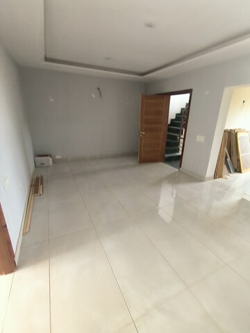 Room in 3 BHK Builder Floor at Sector 110 – for Sale