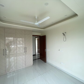 Room in 3 BHK Builder Floor at BPTP Amstoria, Sector 102 – for Sale