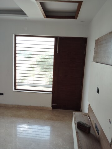 Room in 4 BHK Builder Floor at Sector 17 – for Sale