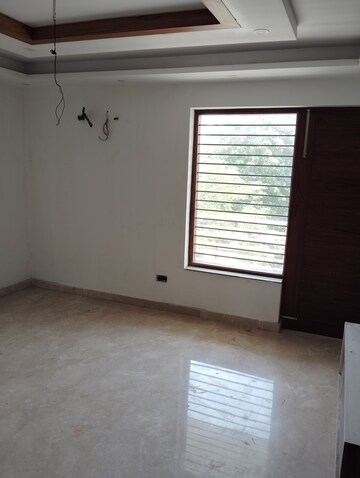 Room in 4 BHK Builder Floor at Sector 17 – for Sale