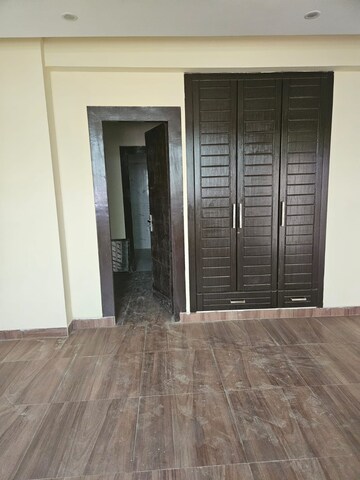 Room in 4 BHK Apartment at Amrapali Zodiac, Sector 120 – for Sale