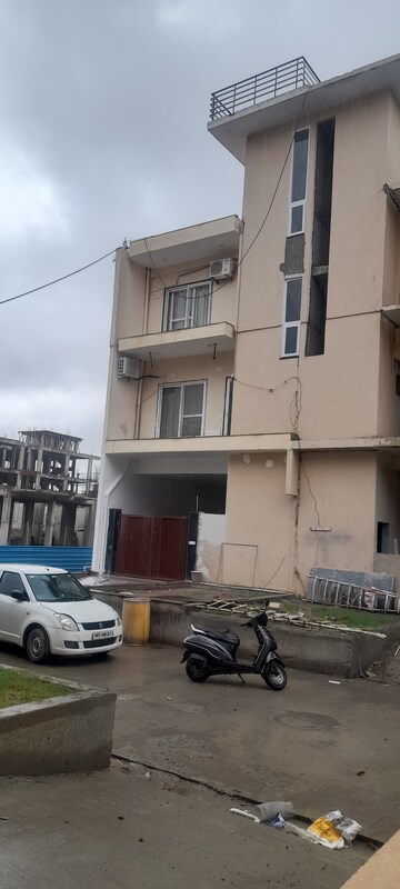 Master Bedroom in 3 BHK Villa at The Hemisphere, Sector 27 Yamuna Expressway – for Sale