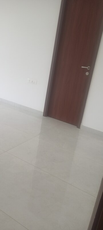 Room in 3 BHK Apartment at Lodha Fiorenza, Goregaon East – for Sale