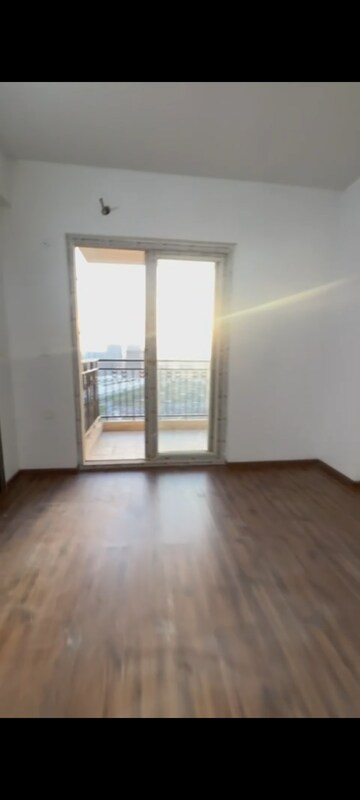 Room in 2.5 BHK Apartment at Indiabulls Centrum Park, Sector 103 – for Sale