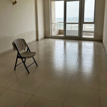 Room in 2.5 BHK Apartment at Indiabulls Centrum Park, Sector 103 – for Sale