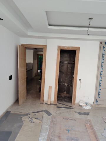 Building Lobby in 3 BHK Builder Floor at Sainik Colony – for Sale