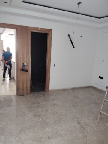 Room in 3 BHK Builder Floor at Sainik Colony – for Sale