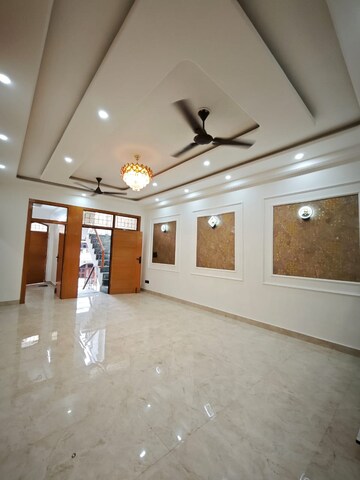 Room in 4 BHK Builder Floor at Ahinsa Khand ii – for Sale
