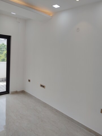Room in 3 BHK Builder Floor at Sector 85 – for Sale