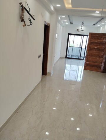 Room in 3 BHK Builder Floor at Sector 85 – for Sale