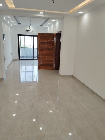 Room in 3 BHK Builder Floor at Sector 85 – for Sale