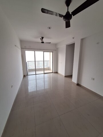 Room in 2.5 BHK Apartment at Ajnara Le Garden, Sector 16b Greater Noida – for Sale