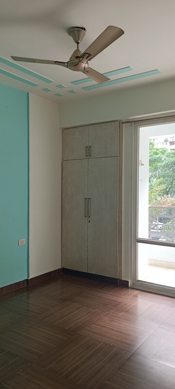 Room in 2.5 BHK Apartment at Panchsheel Wellington, Sain Vihar – for Sale